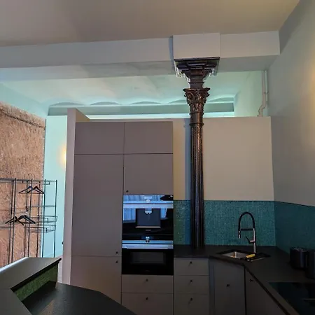 Designer Loft In Center